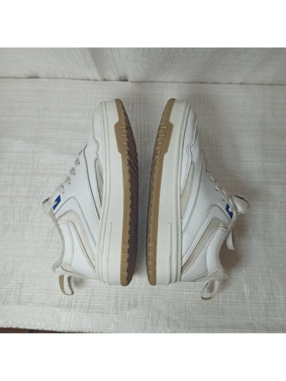 Reebok Reevamp Women's Size 7 White Blue Leather Sneakers FFC0124275